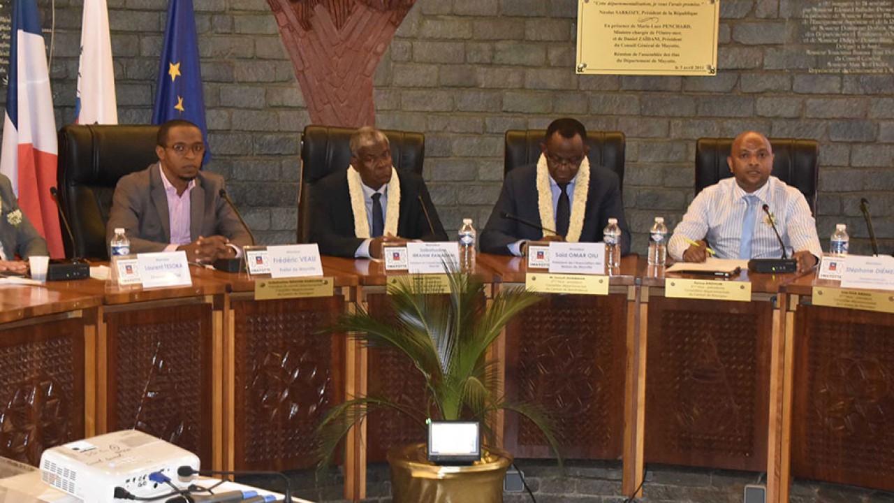 Tables rondes et colloque sur le toilettage institutionnel de Mayotte