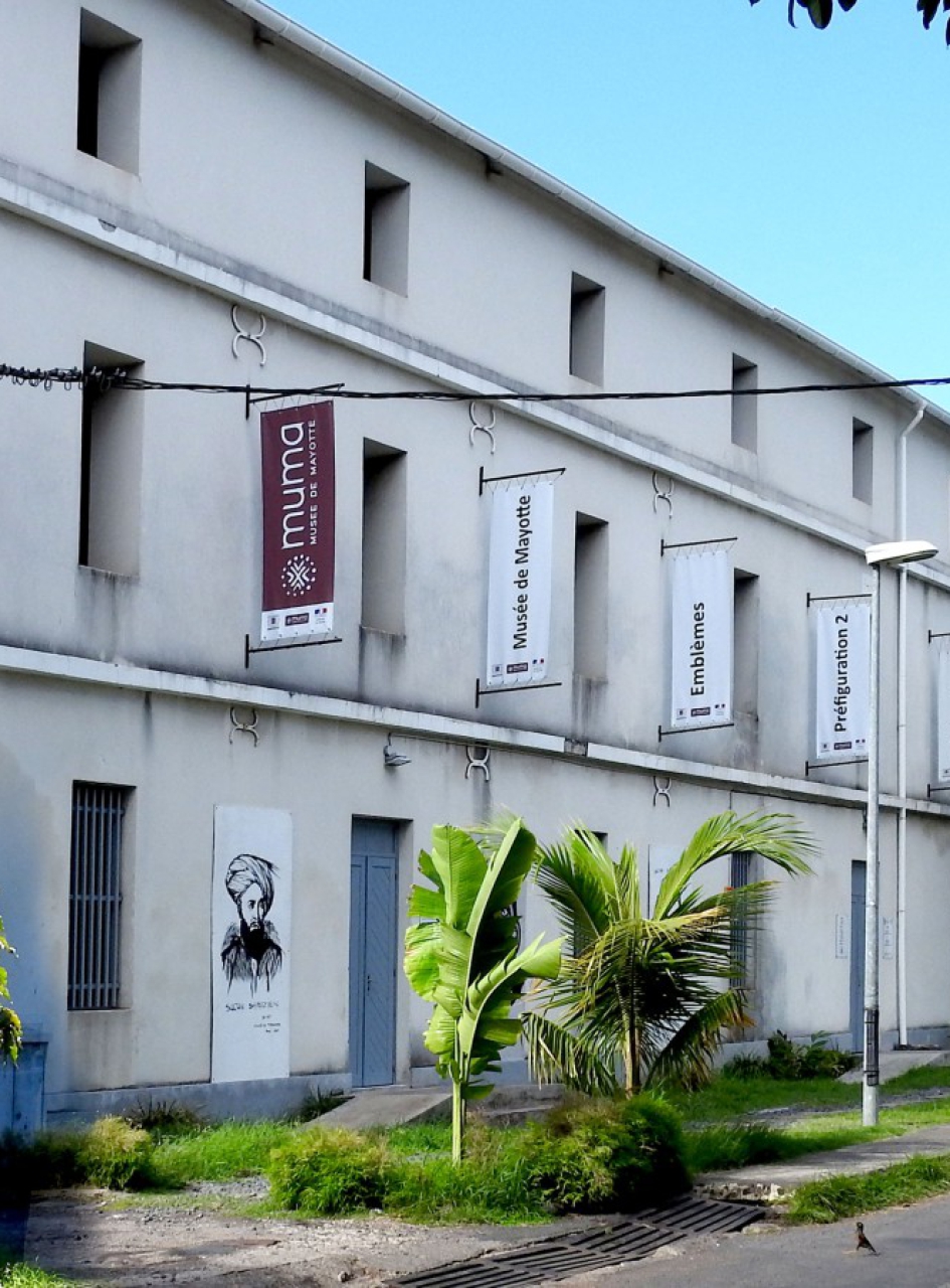 Le Musée de Mayotte vous invite à une immersion totale. Cliquez, explorez, vibrez ! Le Musée de Mayotte vous invite à une immersion totale. Cliquez, explorez, vibrez !