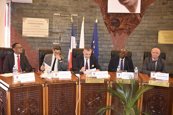 Tables rondes et colloque sur le toilettage institutionnel de Mayotte